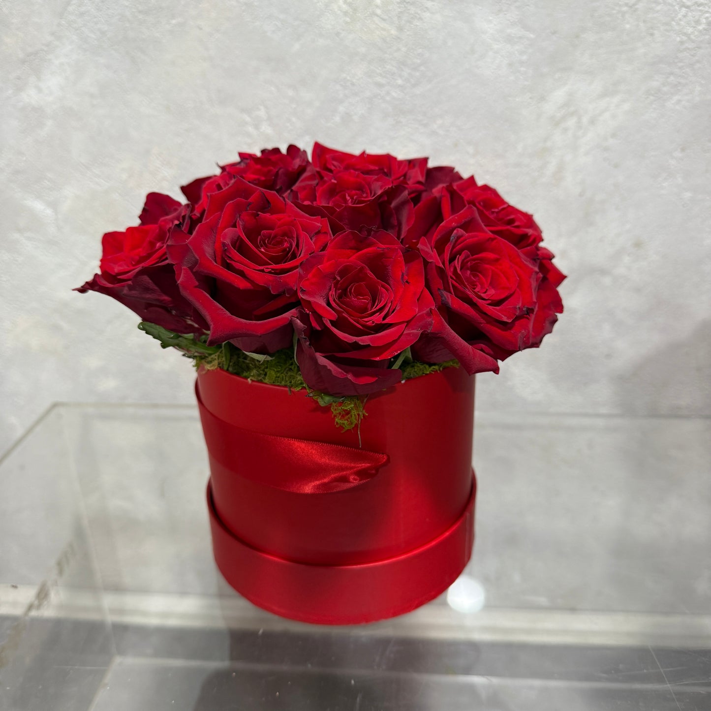 Short Red Roses in Hatbox
