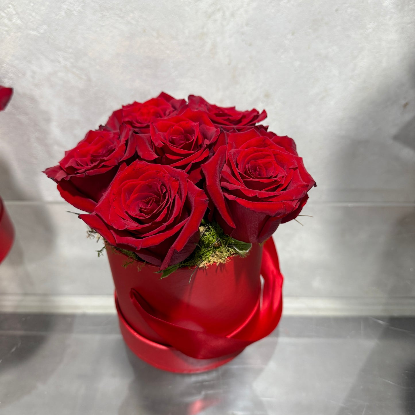 Short Red Roses in Hatbox